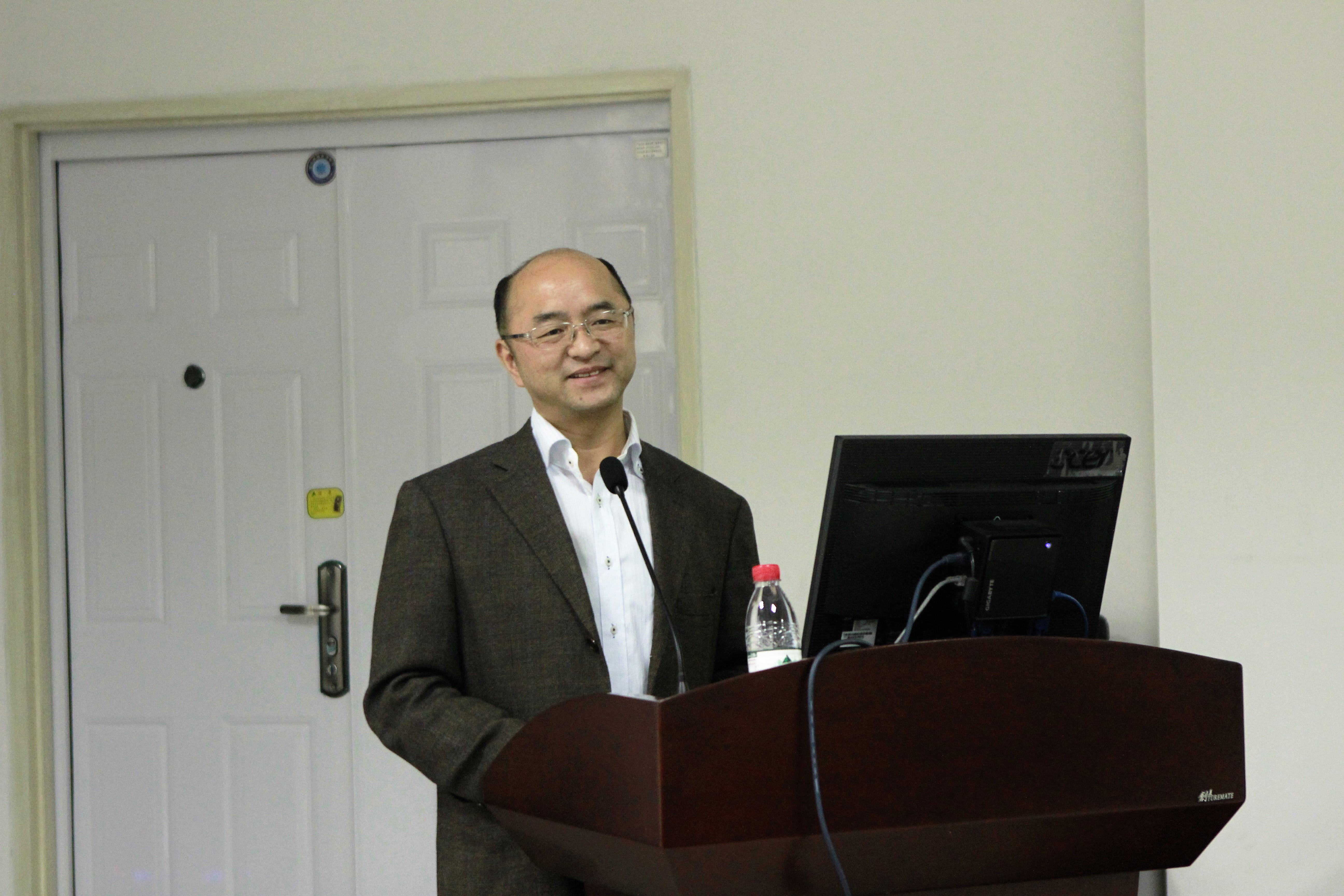 【思睿讲坛】华中科技大学黄云辉教授莅临湖北大学作报告